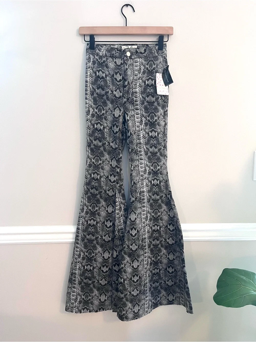 We The Free Women’s Just Float On High Waisted Snakeskin Flare Jeans 24 FP